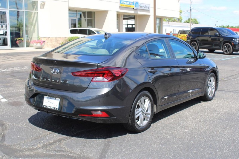 Hyundai Elantra Vehicle Image 03