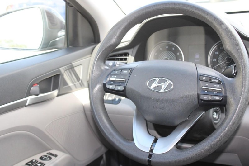 Hyundai Elantra Vehicle Image 12