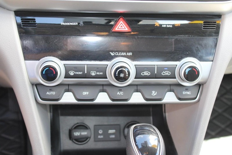 Hyundai Elantra Vehicle Image 17