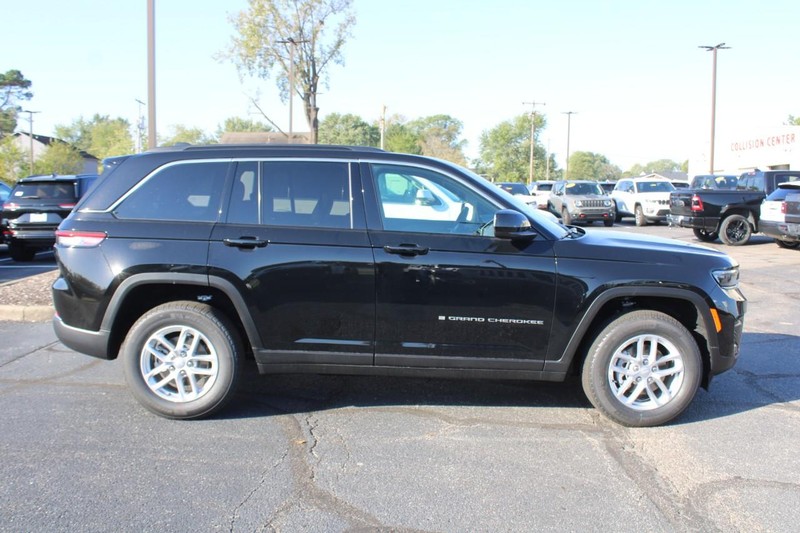 Jeep Grand Cherokee Vehicle Image 02