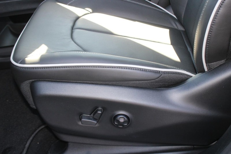 Chrysler Pacifica Vehicle Image 20