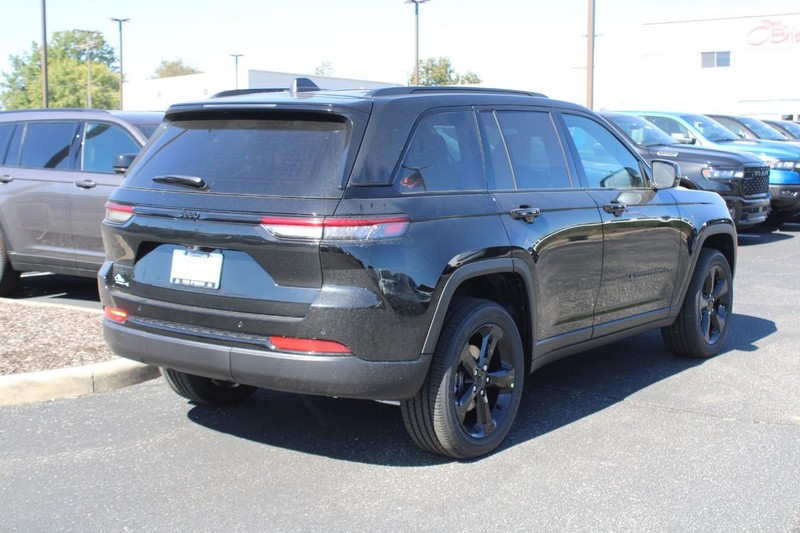 Jeep Grand Cherokee Vehicle Image 03