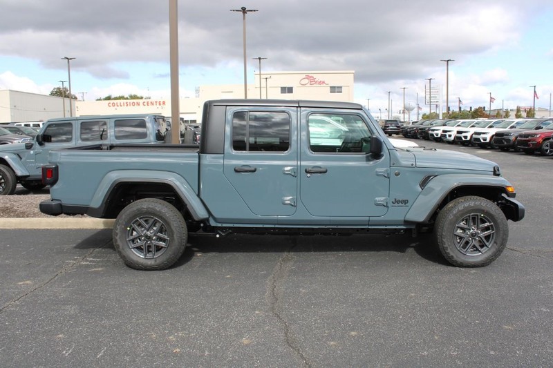 Jeep Gladiator Vehicle Image 02