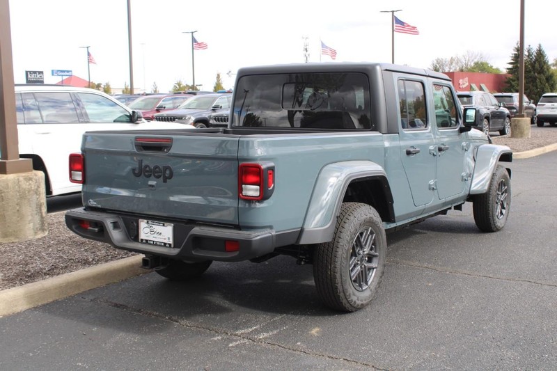 Jeep Gladiator Vehicle Image 03