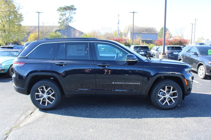 Jeep Grand Cherokee Vehicle Image 02