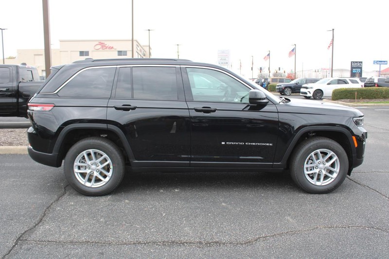 Jeep Grand Cherokee Vehicle Image 02