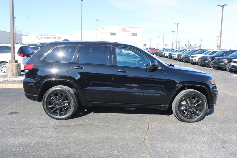 Jeep Grand Cherokee Vehicle Image 02