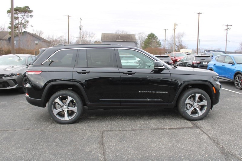 Jeep Grand Cherokee Vehicle Image 02