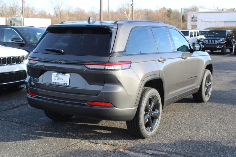 Jeep Grand Cherokee Vehicle Image 03