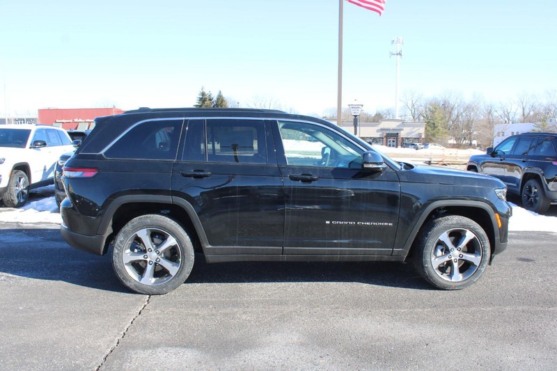 Jeep Grand Cherokee Vehicle Image 02