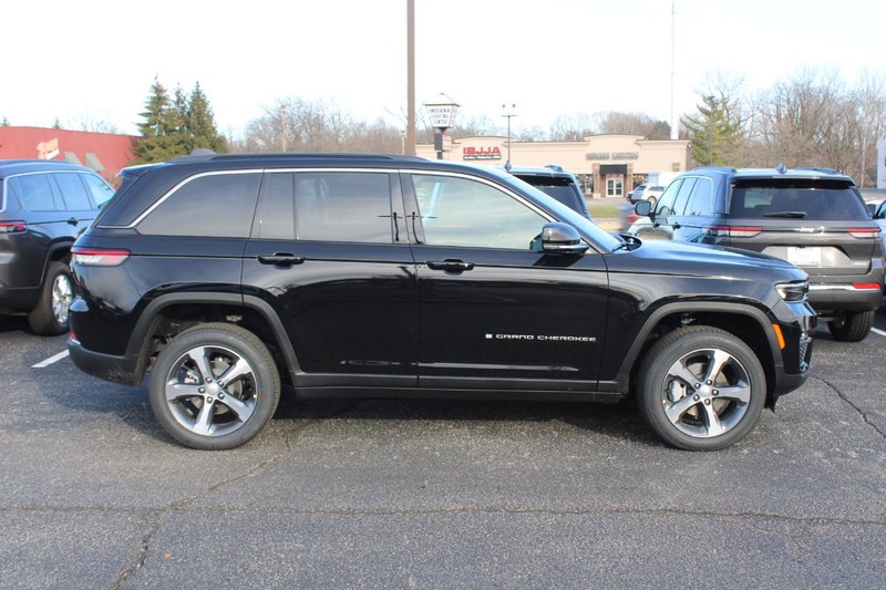 Jeep Grand Cherokee Vehicle Image 02