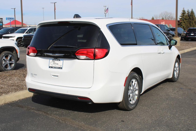 Chrysler Voyager Vehicle Image 03