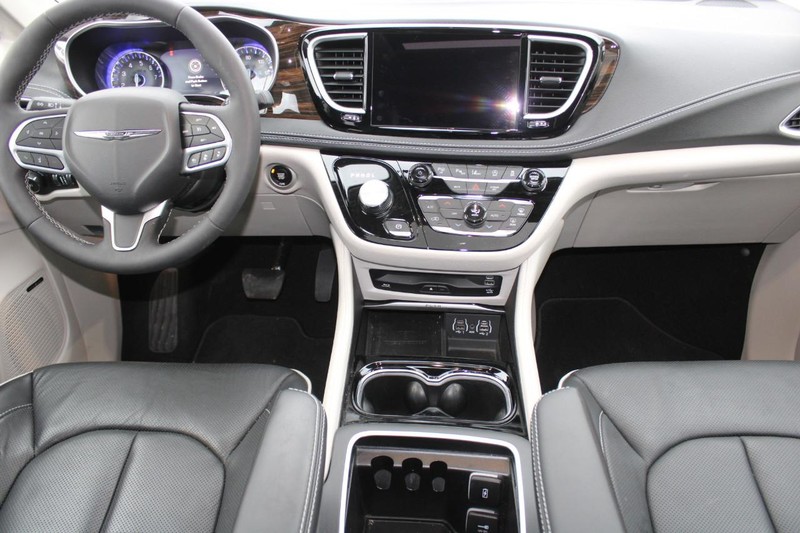 Chrysler Pacifica Vehicle Image 14