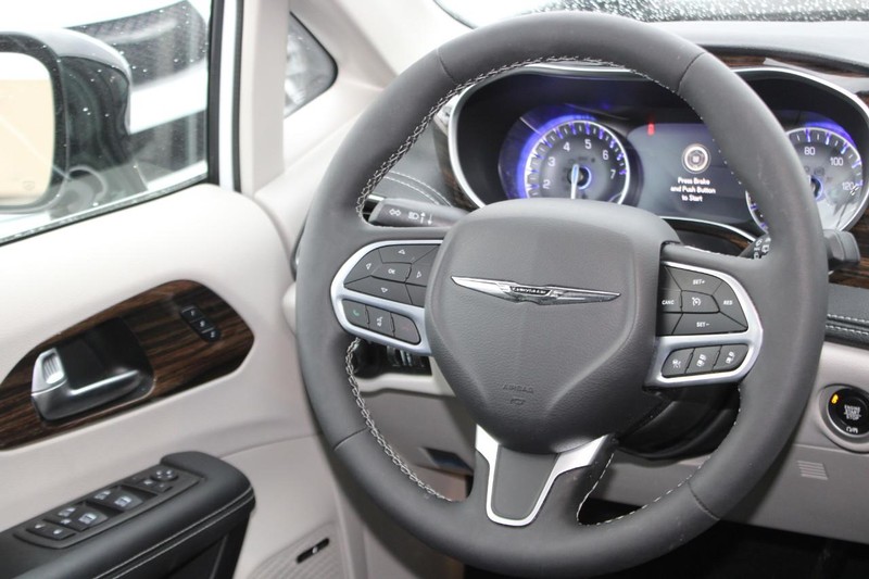 Chrysler Pacifica Vehicle Image 15