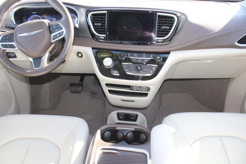 Chrysler Pacifica Vehicle Image 13