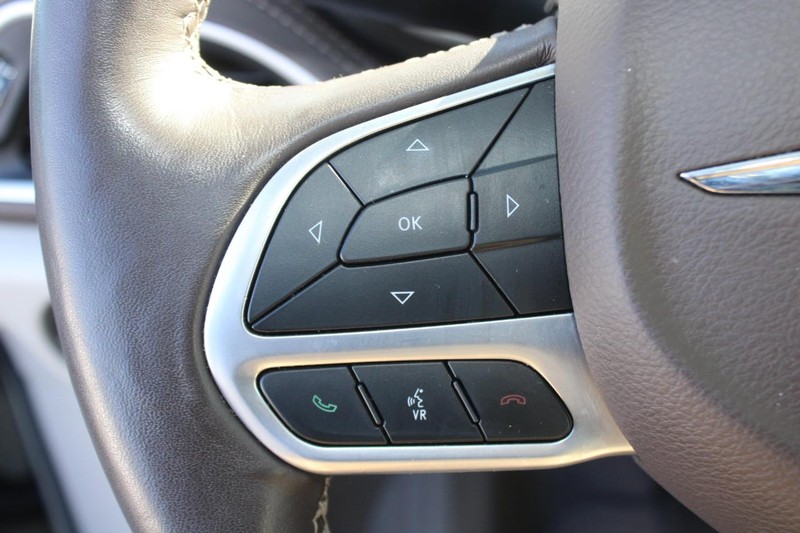 Chrysler Pacifica Vehicle Image 15