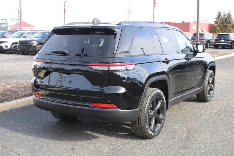 Jeep Grand Cherokee Vehicle Image 03