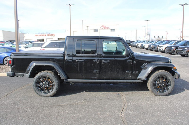 Jeep Gladiator Vehicle Image 02