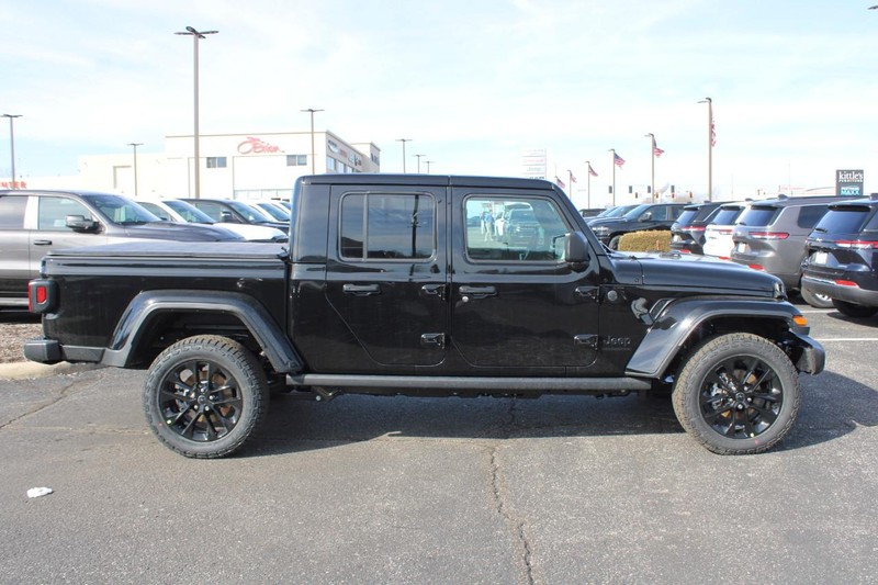 Jeep Gladiator Vehicle Image 02