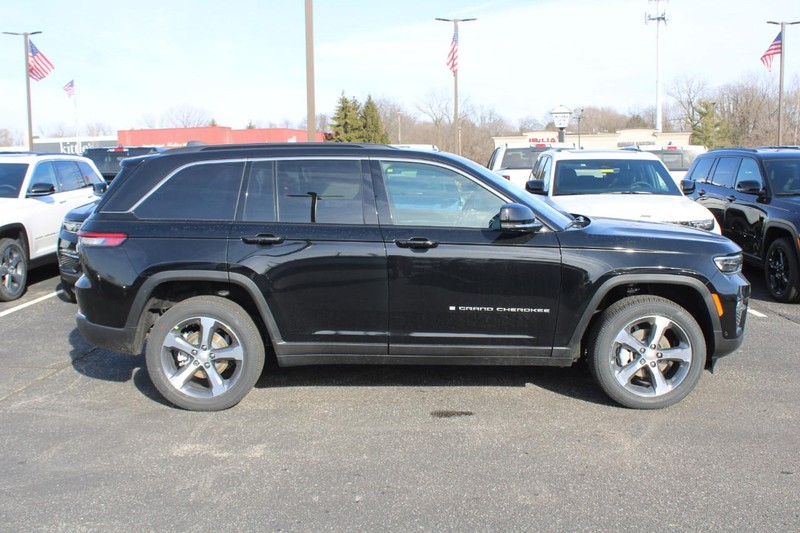 Jeep Grand Cherokee Vehicle Image 02