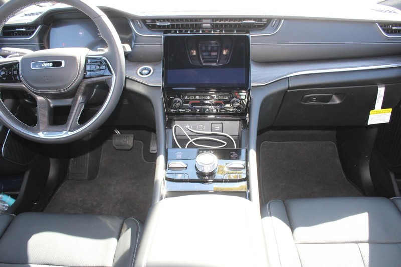 Jeep Grand Cherokee L Vehicle Image 06