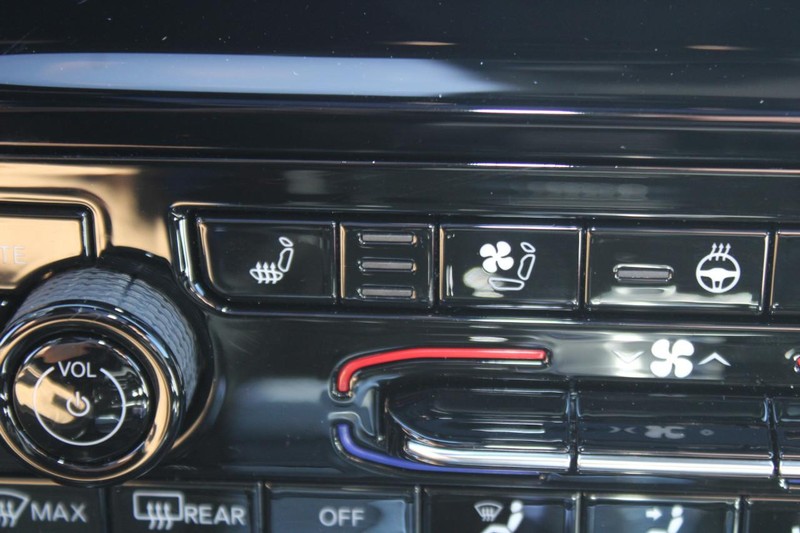 Jeep Grand Cherokee L Vehicle Image 11