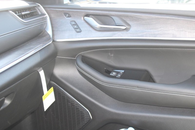 Jeep Grand Cherokee L Vehicle Image 16