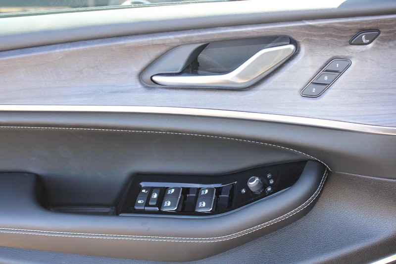 Jeep Grand Cherokee L Vehicle Image 19