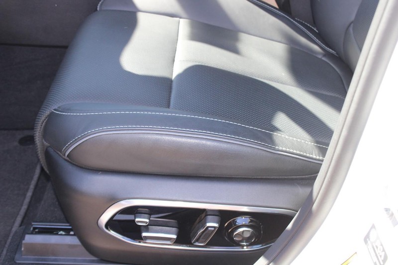 Jeep Grand Cherokee L Vehicle Image 20
