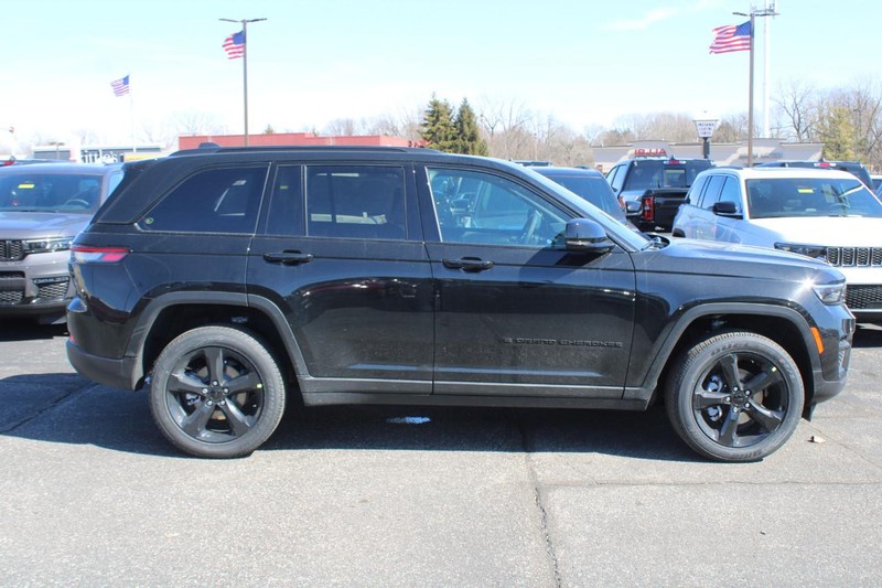 Jeep Grand Cherokee Vehicle Image 02