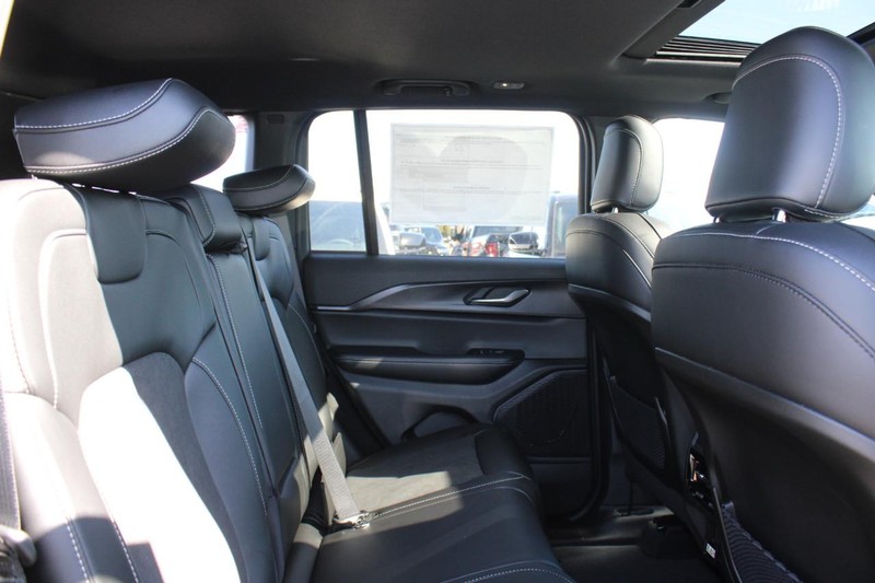 Jeep Grand Cherokee Vehicle Image 04