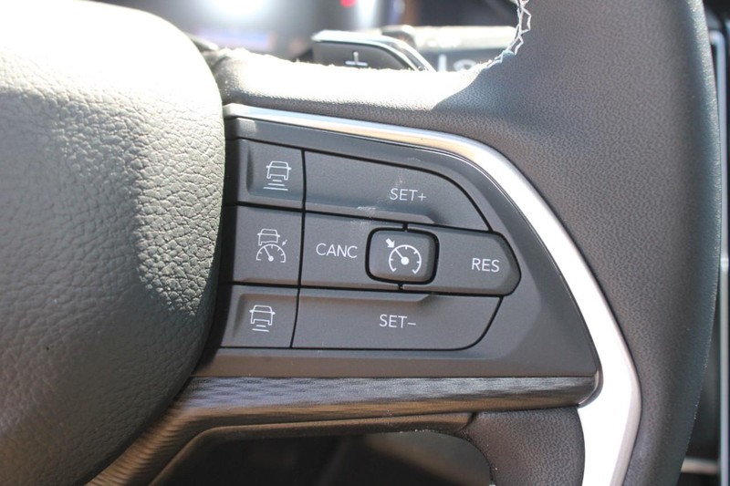Jeep Grand Cherokee Vehicle Image 09