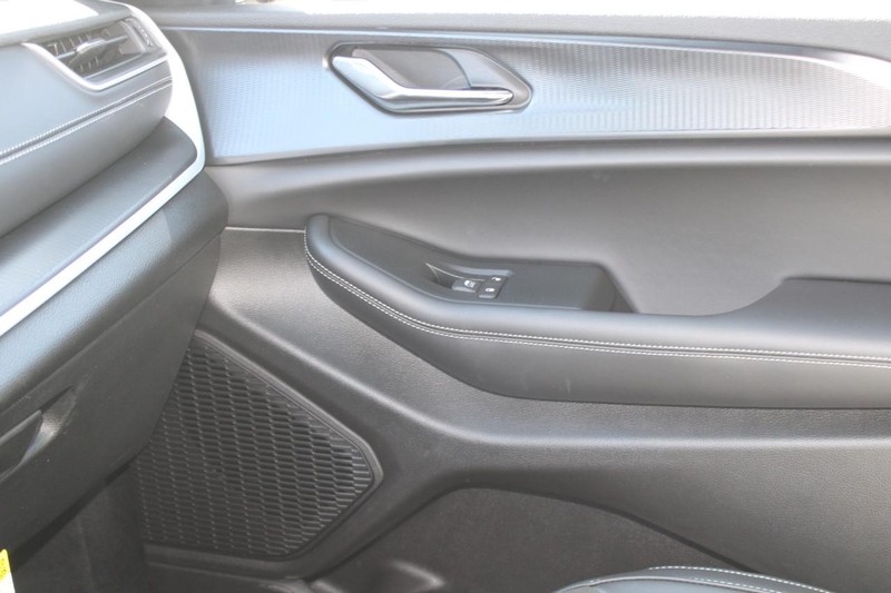 Jeep Grand Cherokee Vehicle Image 16