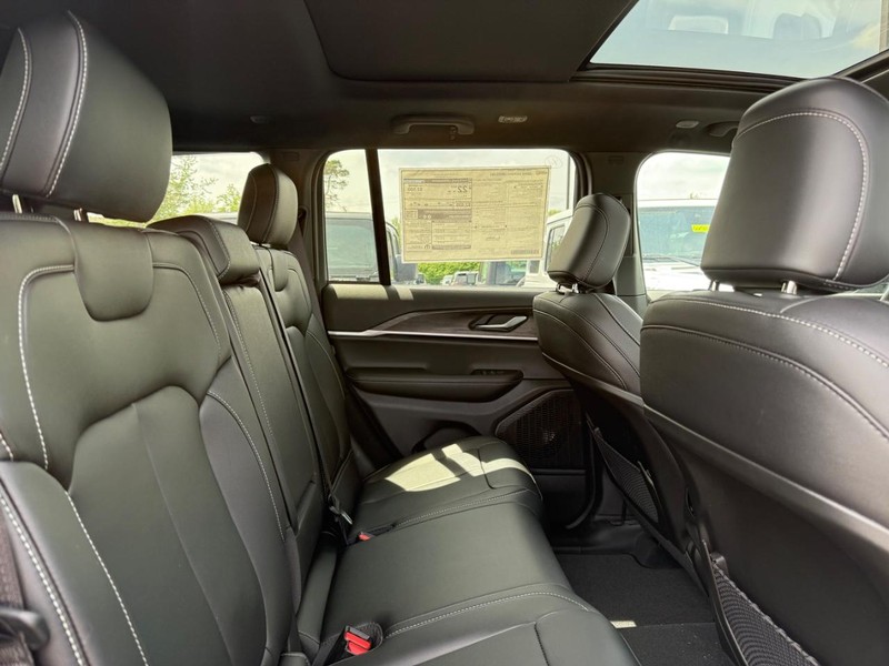 Jeep Grand Cherokee Vehicle Image 04