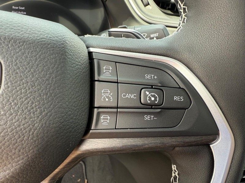 Jeep Grand Cherokee Vehicle Image 09