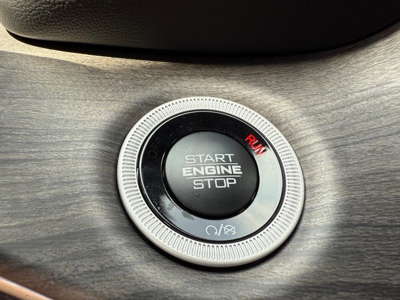 Jeep Grand Cherokee Vehicle Image 10