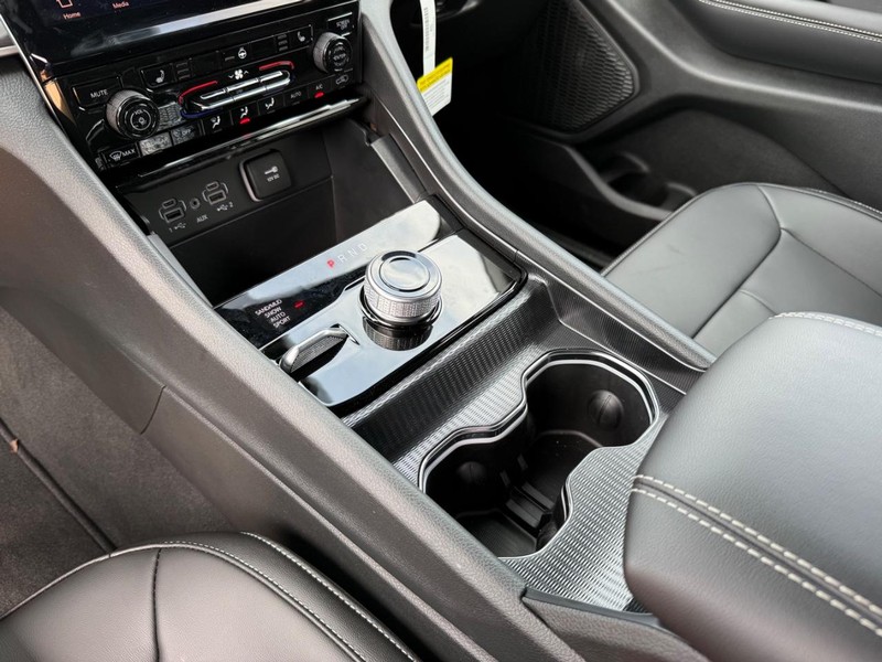 Jeep Grand Cherokee Vehicle Image 15