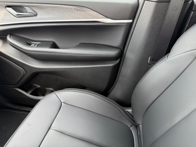 Jeep Grand Cherokee Vehicle Image 16