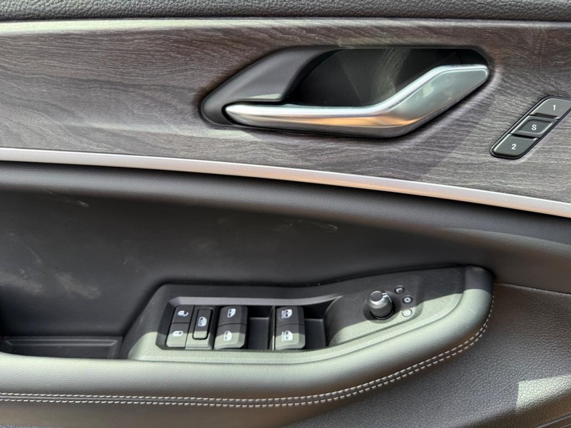 Jeep Grand Cherokee Vehicle Image 19