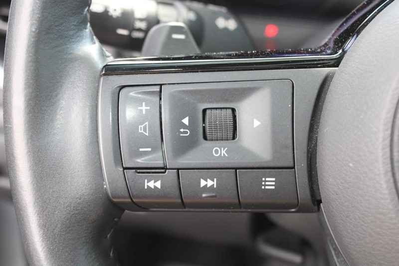 Nissan Rogue Vehicle Image 15