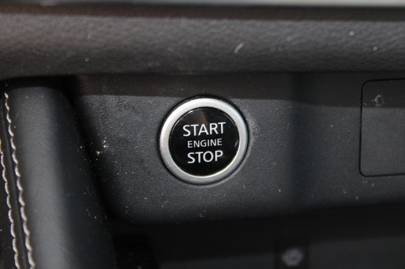Nissan Rogue Vehicle Image 17