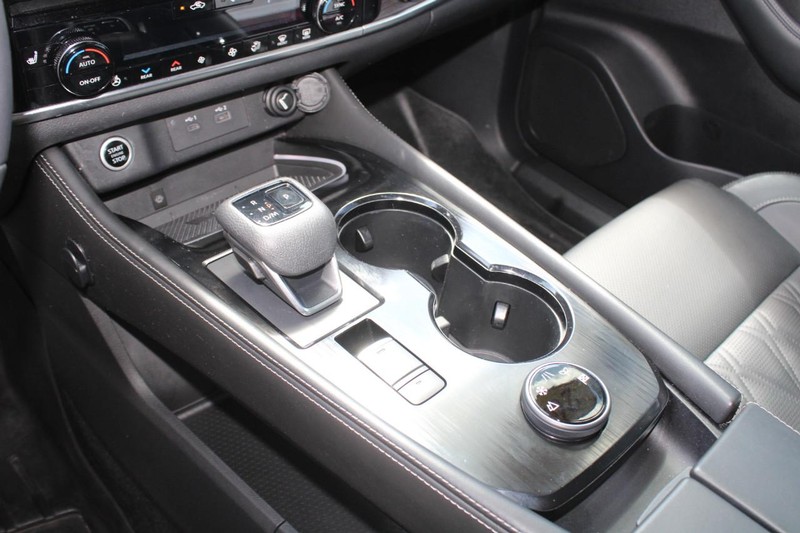 Nissan Rogue Vehicle Image 22