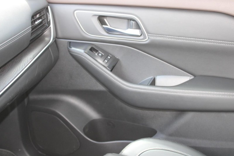 Nissan Rogue Vehicle Image 23