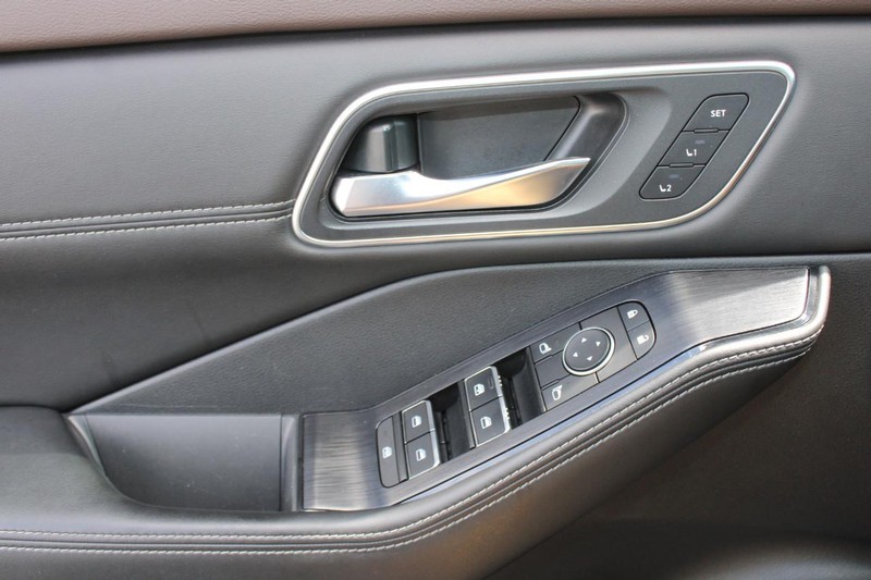 Nissan Rogue Vehicle Image 26