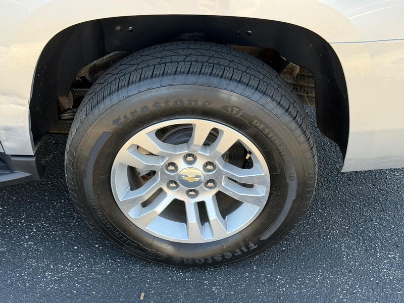 Chevrolet Suburban Vehicle Image 06