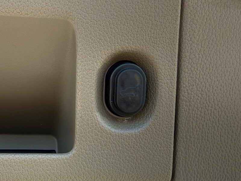 Chevrolet Suburban Vehicle Image 08