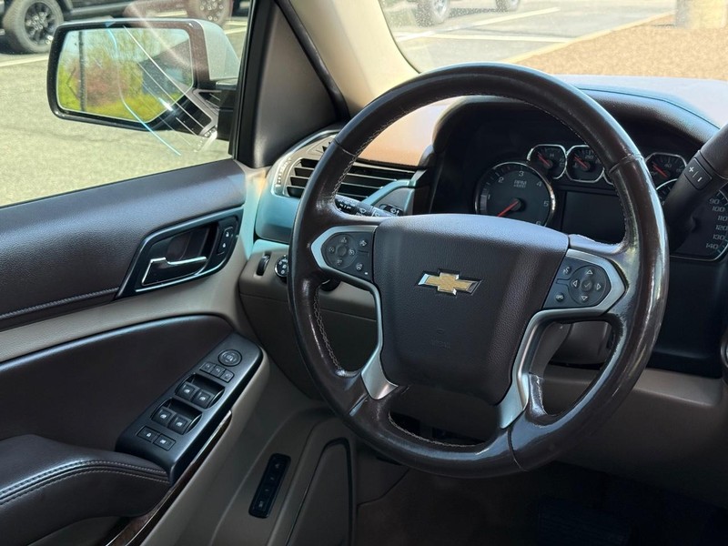 Chevrolet Suburban Vehicle Image 14