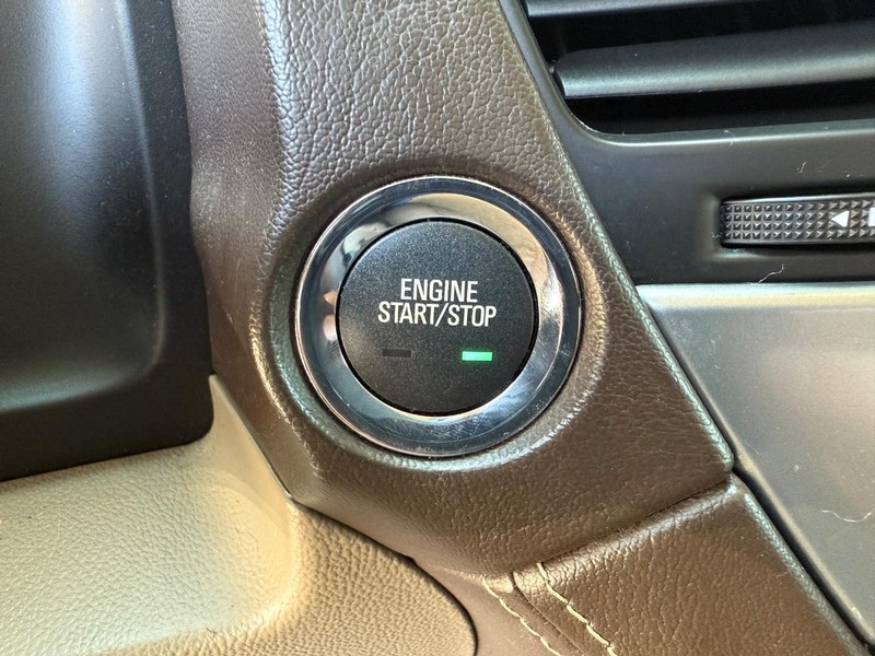 Chevrolet Suburban Vehicle Image 17