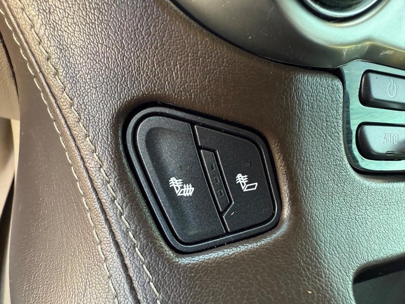 Chevrolet Suburban Vehicle Image 18
