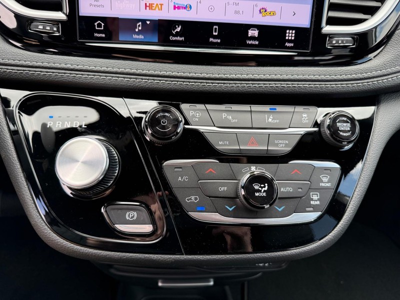 Chrysler Pacifica Vehicle Image 13